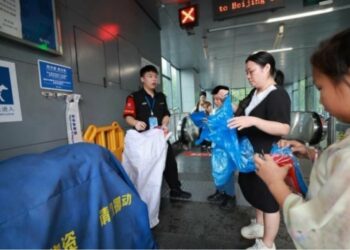 北京地鐵備妥160萬件雨衣 汛期免費發放延續20年暖心服務