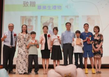 四份禮物,四份祝福;一份愛心,伴你遠行 河堤國小第11屆畢業生滿載祝福啟航