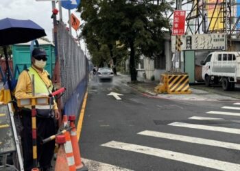 連日大雨致岡山區中山北路1處塌陷 高市捷運局漏夜搶修 今早開放通行