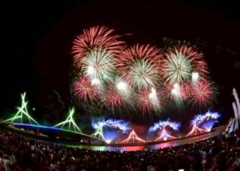 黑旋風嗨翻觀音亭!花火節「澎坊之夜」人氣爆棚 700台無人機重現《七龍珠Z》Cell篇震撼全場
