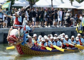 林園傳統龍舟賽熱血開戰!陳其邁鳴槍啟航、加碼萬元獎金鼓舞士氣