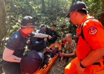 美籍遊客阿塱壹古道疑熱衰竭 海巡消防聯手救援3小時脫險