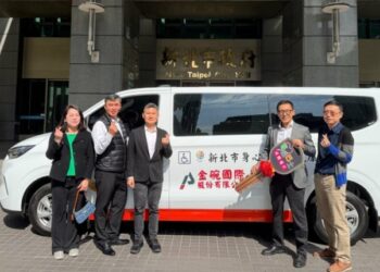 愛心路上不停歇 金碗國際公司捐雙乘輪椅座位復康巴士