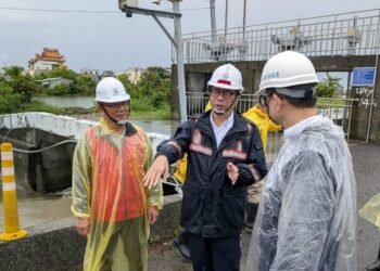 豪雨狂炸警報市府團隊赴多區視察水情應變 陳其邁至茄萣、湖內掌握防汛水情