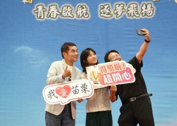 鍾東錦頒縣長獎表揚842名學子　  勉勵保持好奇、勇敢追夢、返鄉貢獻苗栗