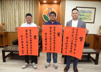 苗栗3青農榮獲第8屆百大青農 鍾東錦讚「成功絕非偶然」 宣示前進新加坡拓銷路