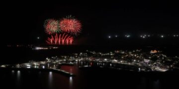 花火節西嶼地方限定場驚艷登場！特色無人機點亮外垵三仙塔夜空  風火輪煙火首度亮相掀全場驚呼