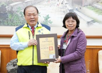 財政部南區國稅局澎湖分局分局長楊惠旭榮調  陳光復頒贈榮譽縣民證