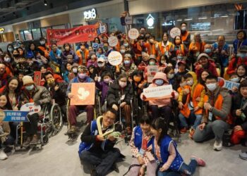 輝瑞大藥廠攜手弘道12年陪弱勢長輩辦年貨  志工陪辦年貨，文盲九旬阿嬤跌倒後再展笑顏購物去