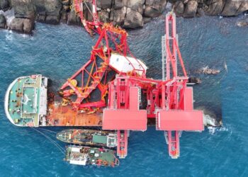 野柳海岸擱淺船隻殘油清除完成   航港局成功化解環境生態危機