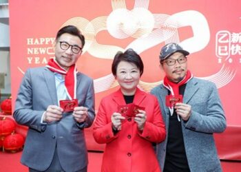 隱藏版2款限量春聯曝光！台中迎新揮毫贈春聯 盧秀燕市長同框知名作詞人方文山親揭2彩蛋