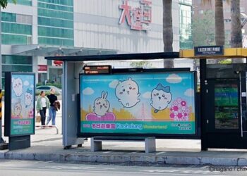 「吉伊卡哇」出現在高雄市區  2025高雄冬日遊樂園特色候車亭及路燈旗驚喜露出