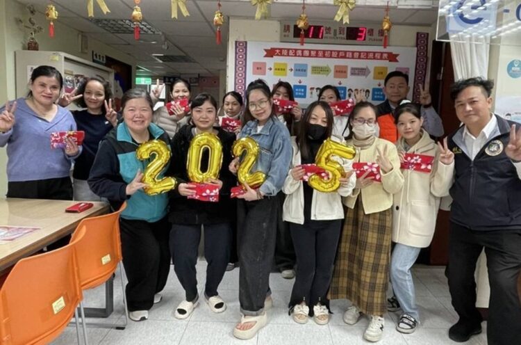 圖／高雄大學資工系教授余亞儒（前排中）、指導學生江東庭（前排右1）、李思恩（前排左1）、王雋硯（後排左1）、蔡東祐等4位大四學生，開發即時手語辨識系統「手語之聲」。