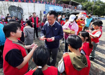 嘉義縣長翁章梁赴大埔、阿里山鄉發放瑞蛇祥「嘉」新春紅包