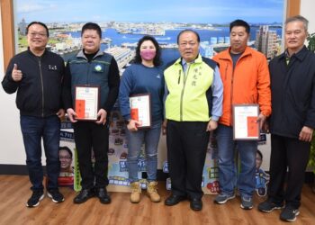 陳光復表揚績優清潔人員並贈提貨券  慰勞終年工作辛勞