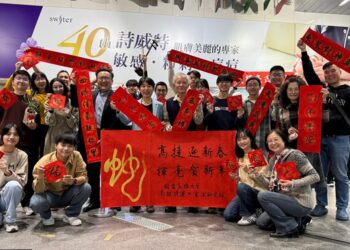 迎接即將到來的農曆春節   高雄大學師生揮毫贈送民眾春聯