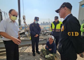 屏東縣東港安泰醫院承包商影響違建拆除涉妨礙公務 被警方強制抬離移送法辦