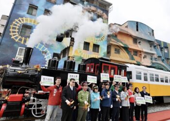 三塊厝百年車站與百年蒸氣火車正式開展   陳其邁：新年走春新增好去處 活絡商圈帶動人潮