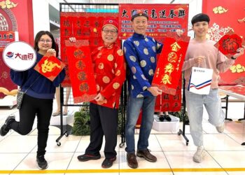 高雄大遠百迎新春「書法名師揮毫送墨寶」民眾搶翻天