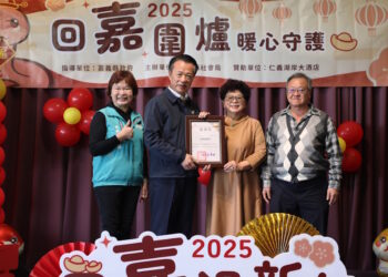 回嘉圍爐、溫暖祝福，嘉義縣長翁章梁關懷安置兒少
