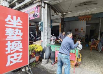 機車椅墊破皮，700元換一張吧。屏東市民生路劉師傅手藝不錯。