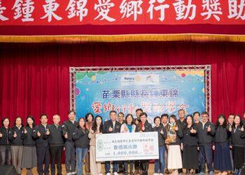 鍾東錦愛鄉行動頒贈獎助學金         助中港溪地區優秀及清寒家庭學子