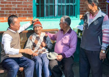 關懷獨居長輩過好年 嘉義縣長翁章梁送暖貼春聯