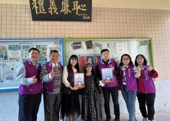 高雄市家長協會攜手口足畫家楊恩典贈第97方禮義廉恥匾額到燕巢深水國小  別具意義