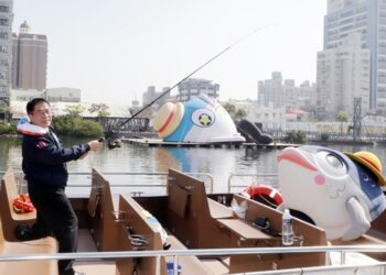 台南觀光魚頭君人氣偶新造型春節現身安平運河