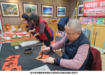 迎新春 高雄區監理所邀書法老師揮毫贈春聯 祝福「蛇來運轉喜逢春 歲月靜好福滿至」