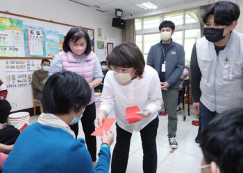 市長黃敏惠致贈社福機構春節慰問金 新春福蛇送吉祥 福氣龍底嘉