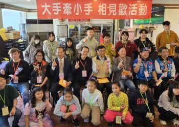 高雄市榮服處寒冬送暖 大手牽小手相見歡