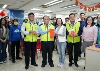 陳光復致贈同仁春節紅包 帶給大家整年好運氣