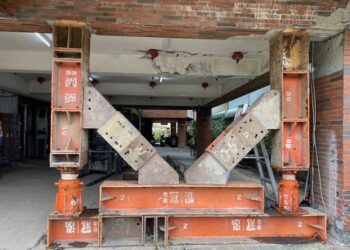 台南玉井大廈地震危樓今架鋼柱住戶明取物