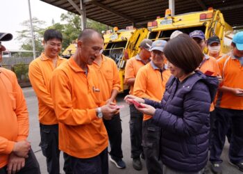 體恤清潔隊員辛勞  縣長周春米年前致贈加菜金表達感謝