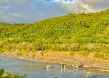 到屏東縣車城來一趟騎馬溯溪