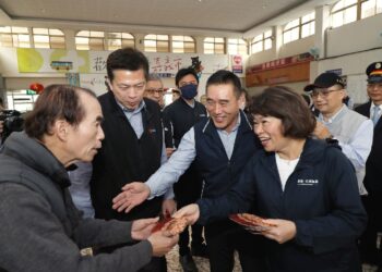 確保春節疏運安全 嘉義市長黃敏惠視察火車站、先期轉運中心 發送小紅包祝大家「新年快樂」