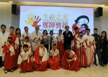 「生命之光，鄭陣響起」公益畫展開幕 小胖威利及特殊疾病病友參展 向已故暖心教師致敬