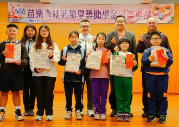 苗栗市扶弱助學獎助學金頒獎       市長余文忠：教育是脫貧的階梯