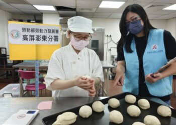 勞動部高分署職訓課程 助中高齡跨域變身為「麵包超人」
