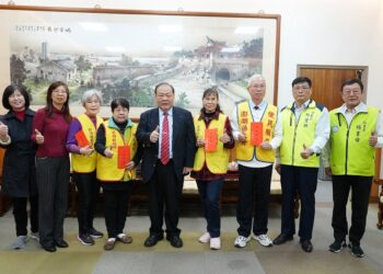 陳光復致贈春節禮券 感謝為民服務中心志工暖心付出