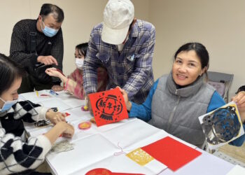 新住民手作春聯斗方體驗滿滿年味 年畫拓印自己來