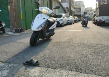 坐友人機車  拖鞋掉了竟然未察覺  請留意老年痴呆！