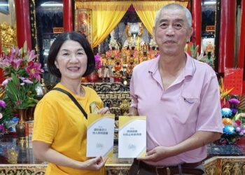 山達基志願牧師宣導保持健康手冊  助力社區防疫與健康生活