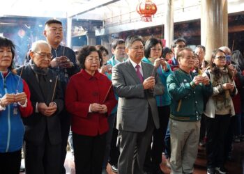 大年初一向鄉親拜年       楊文科祈求新年風調雨順