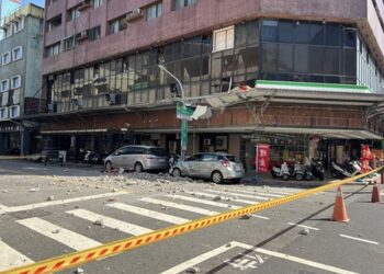台南新地震市區大樓磁磚崩落傷2車