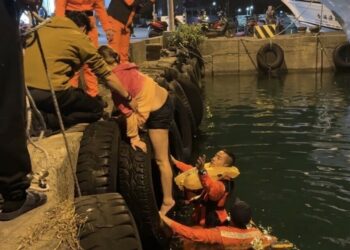 海巡即刻救援  小琉球、高雄港落海民眾成功獲救