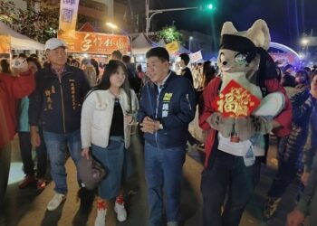 來內埔寮初二回娘家 鄉長鍾慶鎮陪鄉親逛年街