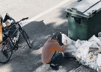 莫忘世上苦人多！大年初二老婦揀拾垃圾堆中食物！