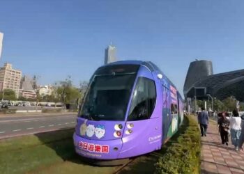 高雄輕軌春節運量再開紅盤，連日突破9萬人次！五福臨門彩繪車站，邀您共度喜慶走春之旅！